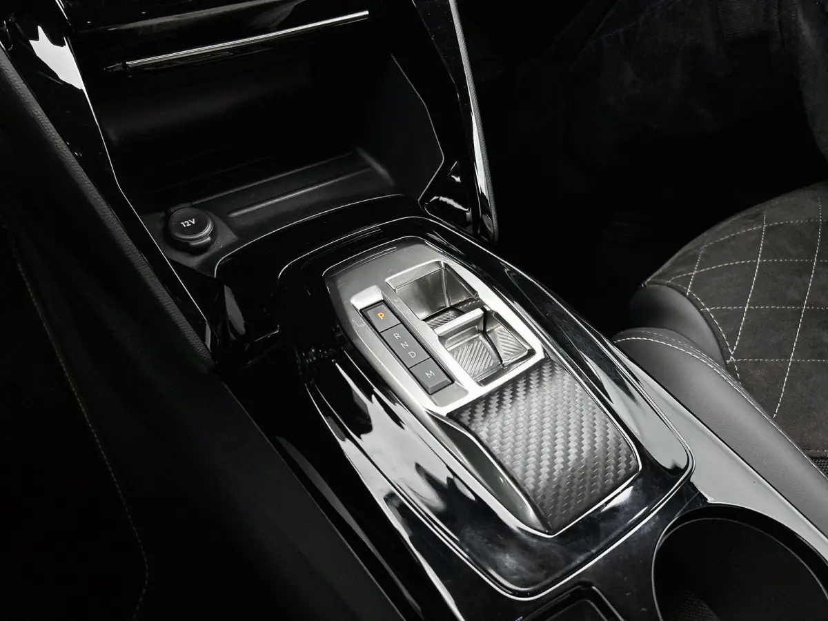 GT Pack 130pk Automaat | Navigatie | Achteruitrijcamera | Leder/Alcantara | Stoelverwarming | Full Led koplampen | Adaptieve Cruise Control | 3D Cockpit | Parkeersensoren v+a | Climate Contr