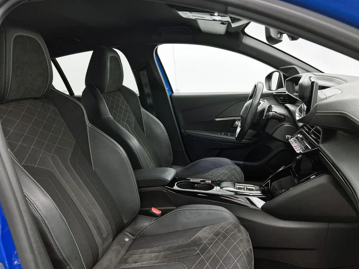 GT Pack 130pk Automaat | Navigatie | Achteruitrijcamera | Leder/Alcantara | Stoelverwarming | Full Led koplampen | Adaptieve Cruise Control | 3D Cockpit | Parkeersensoren v+a | Climate Contr