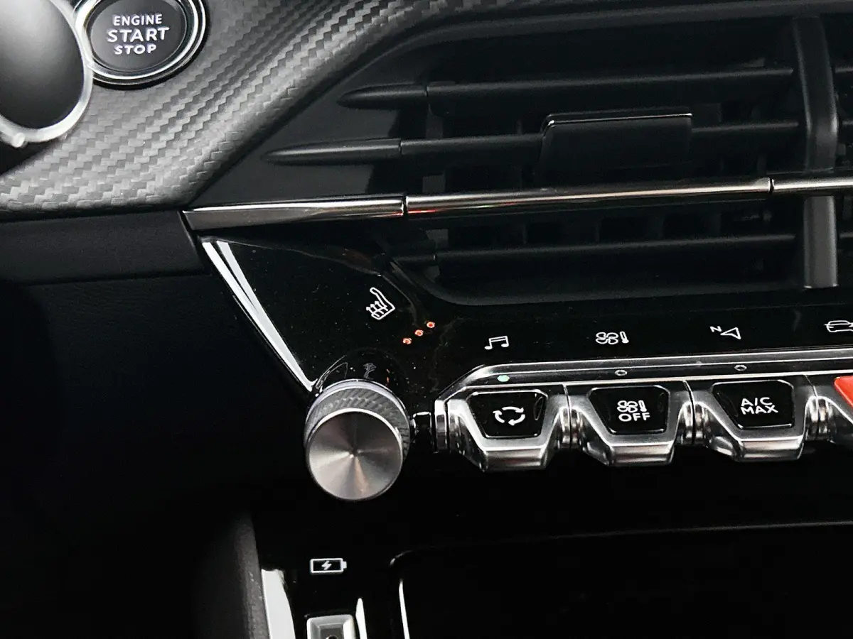 GT Pack 130pk Automaat | Navigatie | Achteruitrijcamera | Leder/Alcantara | Stoelverwarming | Full Led koplampen | Adaptieve Cruise Control | 3D Cockpit | Parkeersensoren v+a | Climate Contr