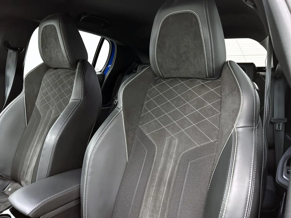 GT Pack 130pk Automaat | Navigatie | Achteruitrijcamera | Leder/Alcantara | Stoelverwarming | Full Led koplampen | Adaptieve Cruise Control | 3D Cockpit | Parkeersensoren v+a | Climate Contr