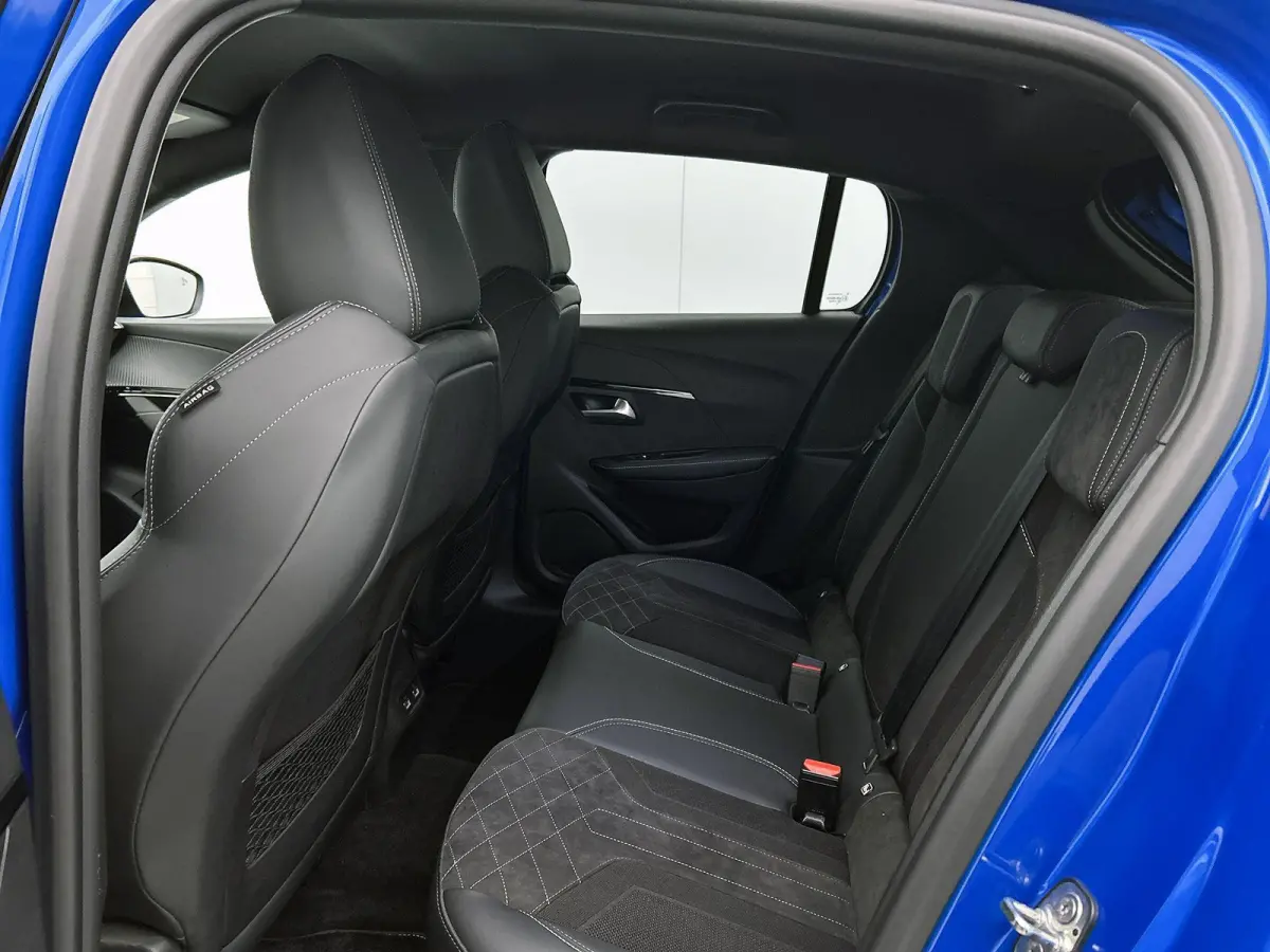 GT Pack 130pk Automaat | Navigatie | Achteruitrijcamera | Leder/Alcantara | Stoelverwarming | Full Led koplampen | Adaptieve Cruise Control | 3D Cockpit | Parkeersensoren v+a | Climate Contr