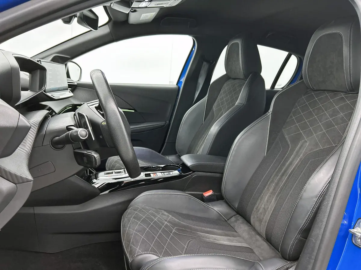 GT Pack 130pk Automaat | Navigatie | Achteruitrijcamera | Leder/Alcantara | Stoelverwarming | Full Led koplampen | Adaptieve Cruise Control | 3D Cockpit | Parkeersensoren v+a | Climate Contr