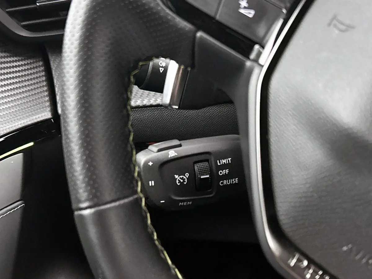 GT Pack 130pk Automaat | Navigatie | Achteruitrijcamera | Leder/Alcantara | Stoelverwarming | Full Led koplampen | Adaptieve Cruise Control | 3D Cockpit | Parkeersensoren v+a | Climate Contr