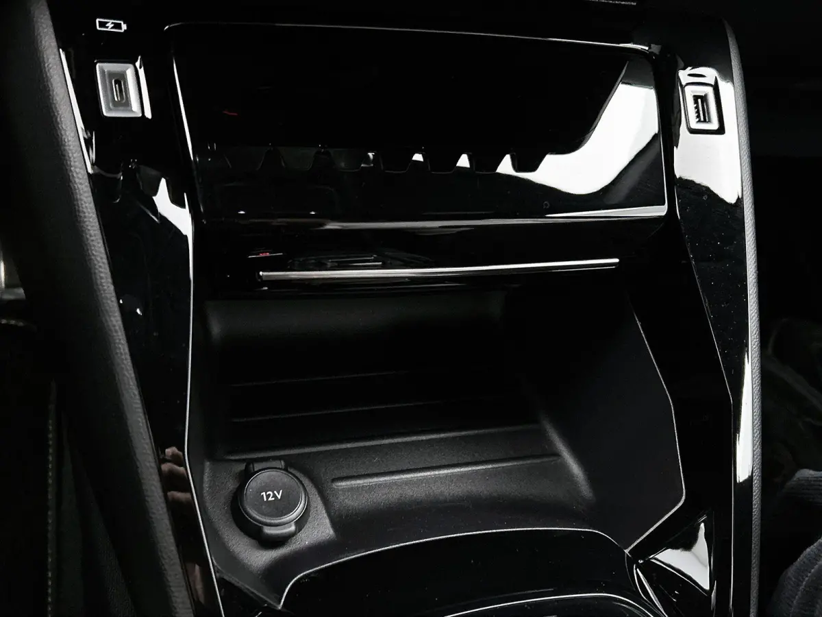 GT Pack 130pk Automaat | Navigatie | Achteruitrijcamera | Leder/Alcantara | Stoelverwarming | Full Led koplampen | Adaptieve Cruise Control | 3D Cockpit | Parkeersensoren v+a | Climate Contr
