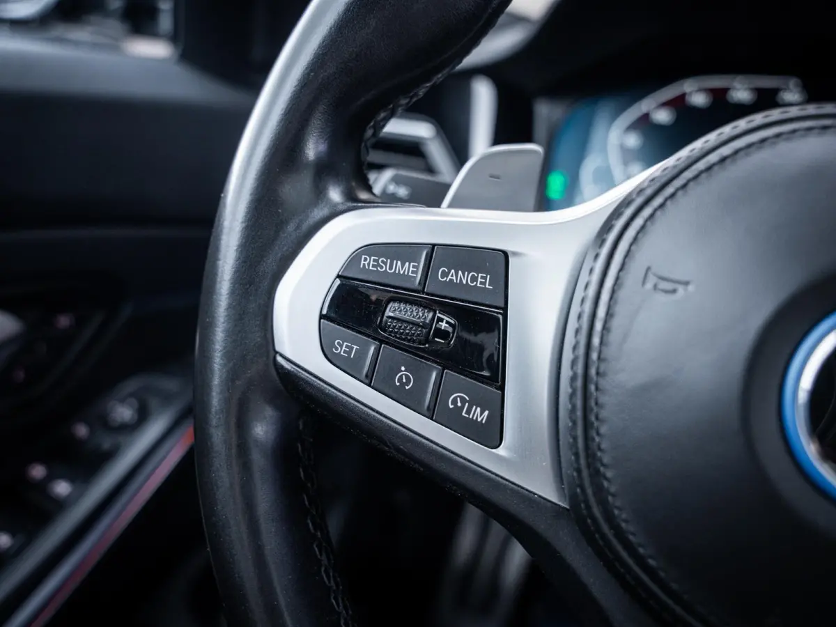 330e High Executive - M-Sport l Laser l Pano l HUD l Memory