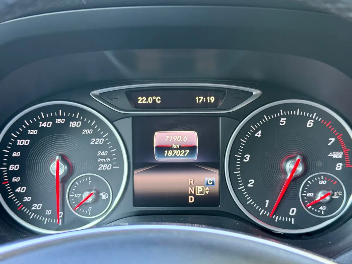 180 Business Solution AMG l Pano l Automaat l Cruise l Navi l Camera l Leder l