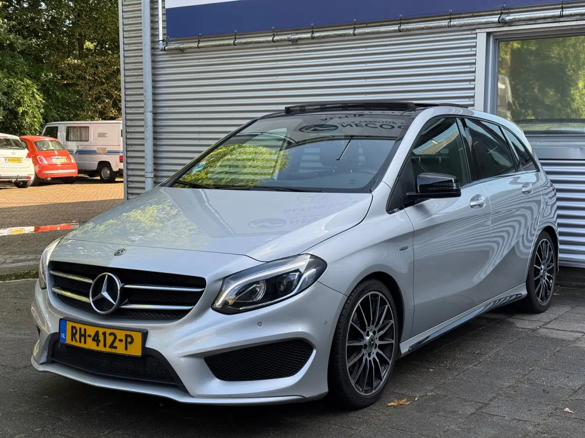 180 Business Solution AMG l Pano l Automaat l Cruise l Navi l Camera l Leder l