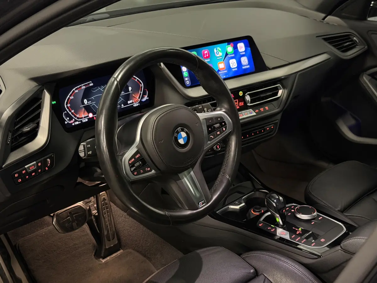 118i M-Sport LED/PANO/NAVI/LEDER/CARPLAY/SFEERV/PDC/VDOH/12-MND-GARANTIE