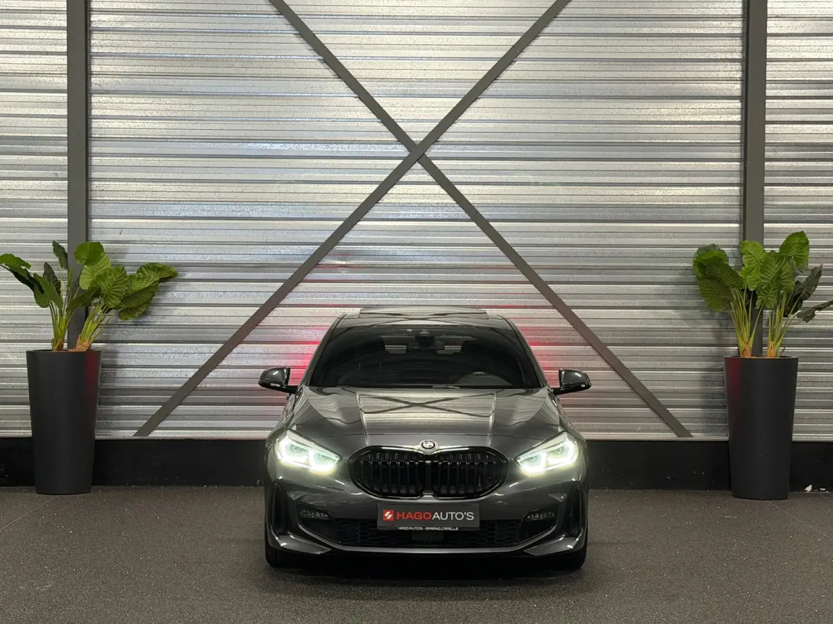 118i M-Sport LED/PANO/NAVI/LEDER/CARPLAY/SFEERV/PDC/VDOH/12-MND-GARANTIE
