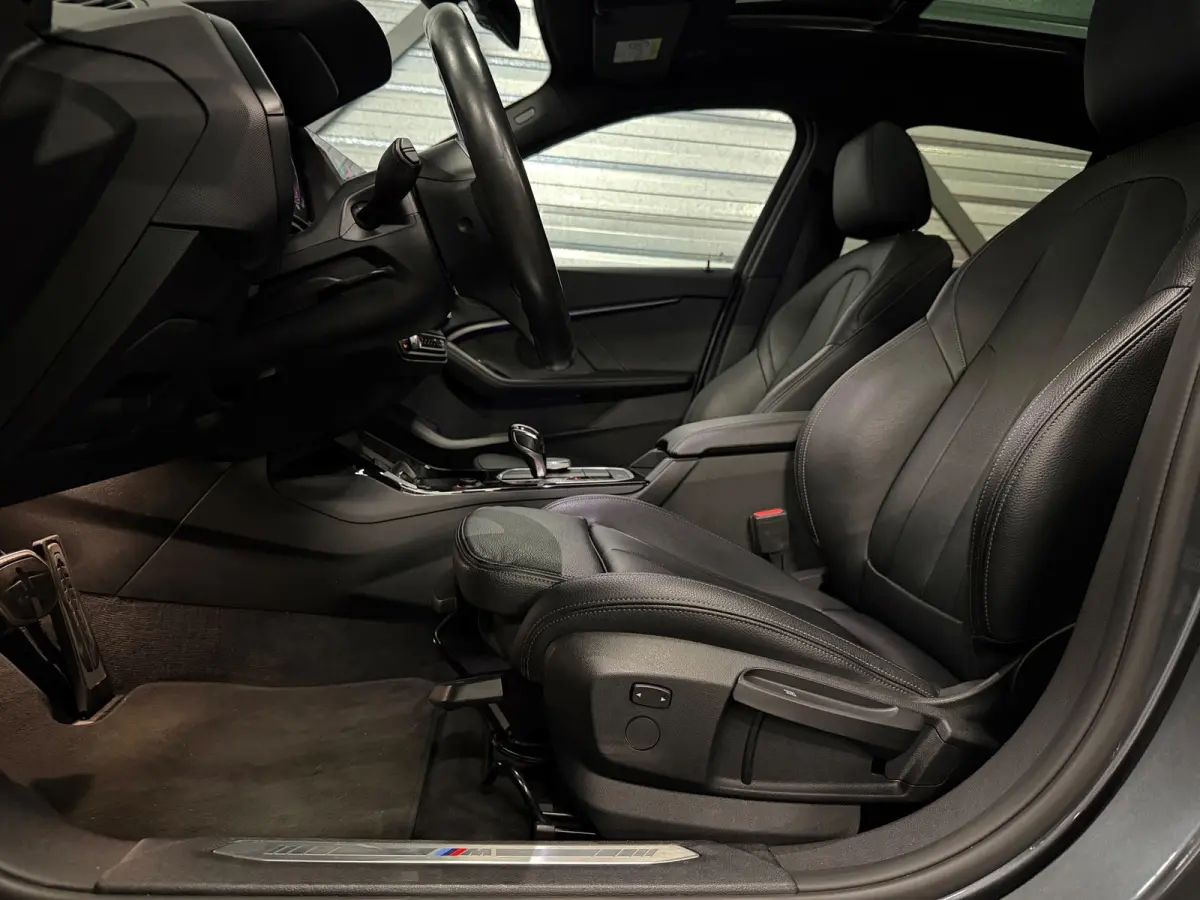 118i M-Sport LED/PANO/NAVI/LEDER/CARPLAY/SFEERV/PDC/VDOH/12-MND-GARANTIE