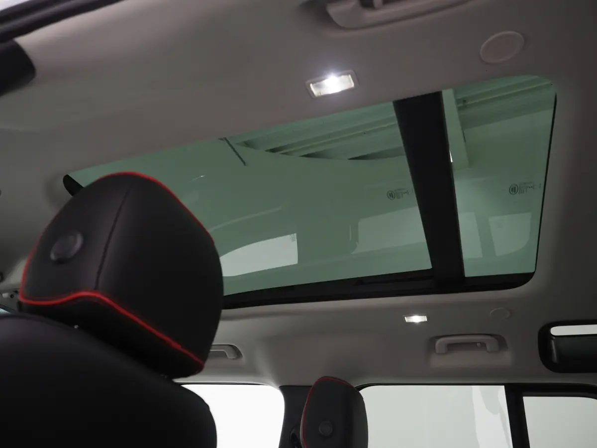 2.0 P400e 110 | Panoramadak | Honeycomb Leder | Trekhaak | Sidesteps | 360 | Meridian | Keyless