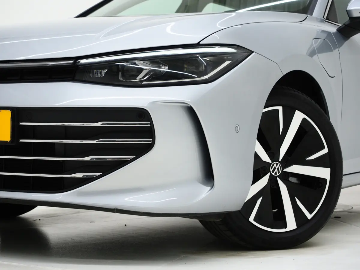 1.5 eHybrid 204PK | Leder/Alcantara | Massage | Sfeerlicht | Camera | Keyless | Adaptive Cruise | Carplay