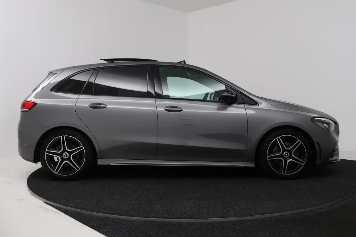 180 Business Solution AMG (PANORAMADAK, STOELVERWARMING, CAMERA, NAVIGATIE)