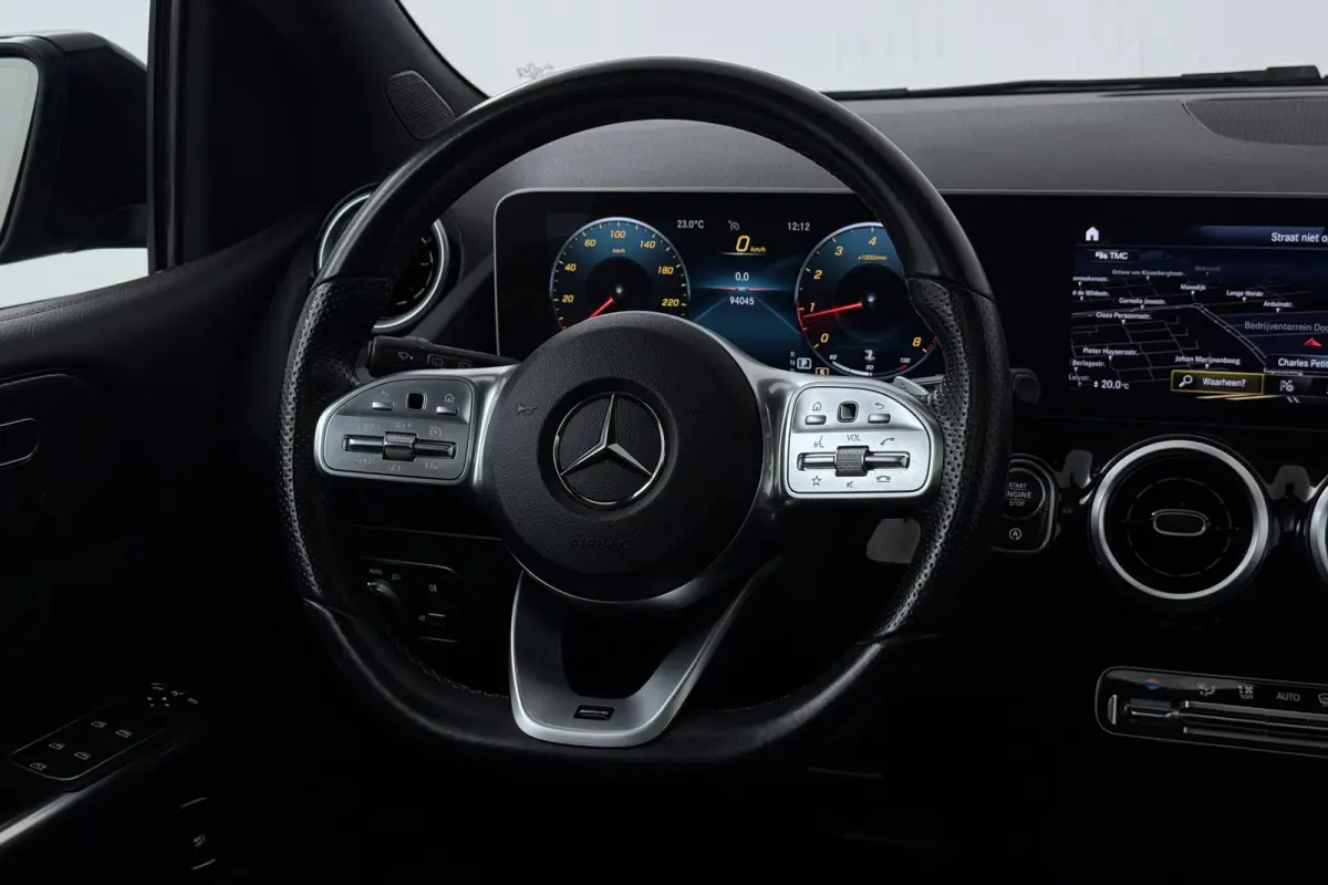 180 Business Solution AMG (PANORAMADAK, STOELVERWARMING, CAMERA, NAVIGATIE)