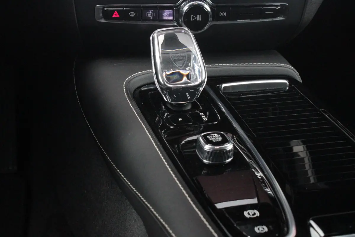 2.0 T6 Plug-in hybrid 350PK AWD PLUS DARK | LONG RANGE | PANORAMISCH SCHUIF/KANTELDAK | NAVIGATIE VIA GOOGLE AUTO | APPLE CARPLAY / ANDROID AUTO | FULL-LED KOPLAMPEN | 125319" 6-SPAAKS BLACK