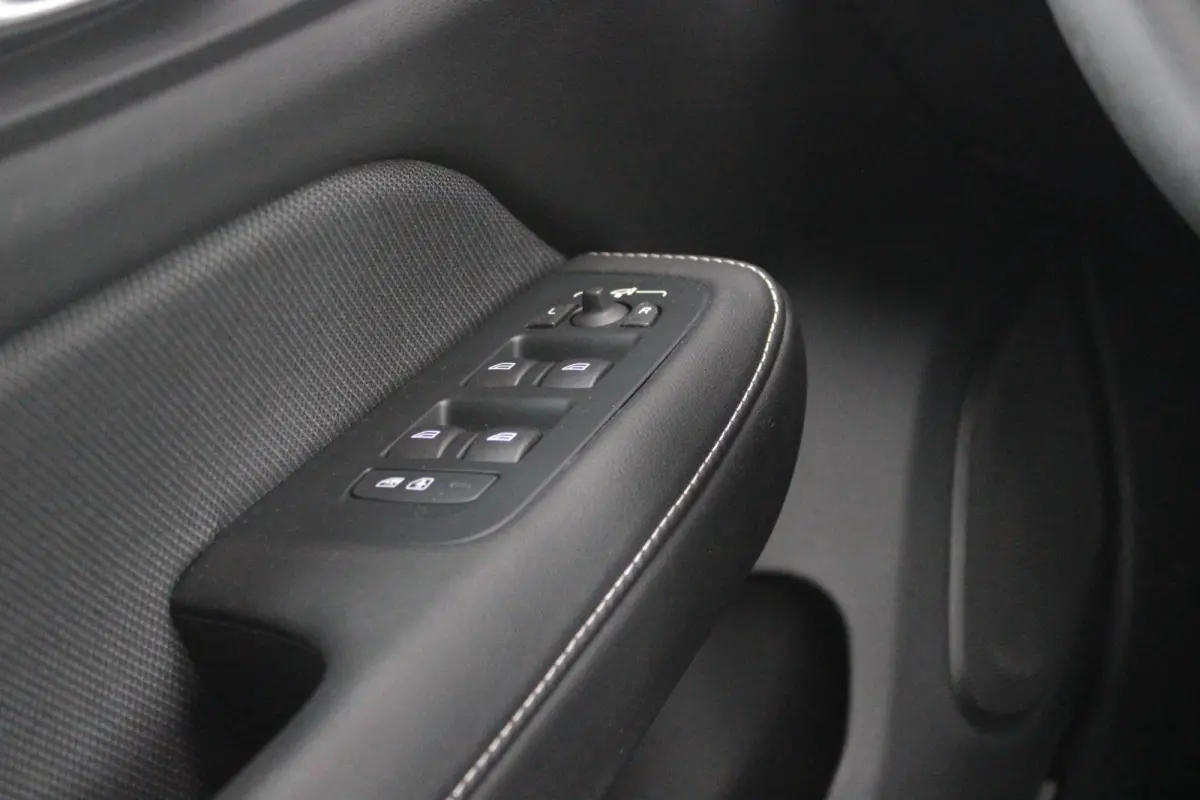 2.0 T6 Plug-in hybrid 350PK AWD PLUS DARK | LONG RANGE | PANORAMISCH SCHUIF/KANTELDAK | NAVIGATIE VIA GOOGLE AUTO | APPLE CARPLAY / ANDROID AUTO | FULL-LED KOPLAMPEN | 125319" 6-SPAAKS BLACK