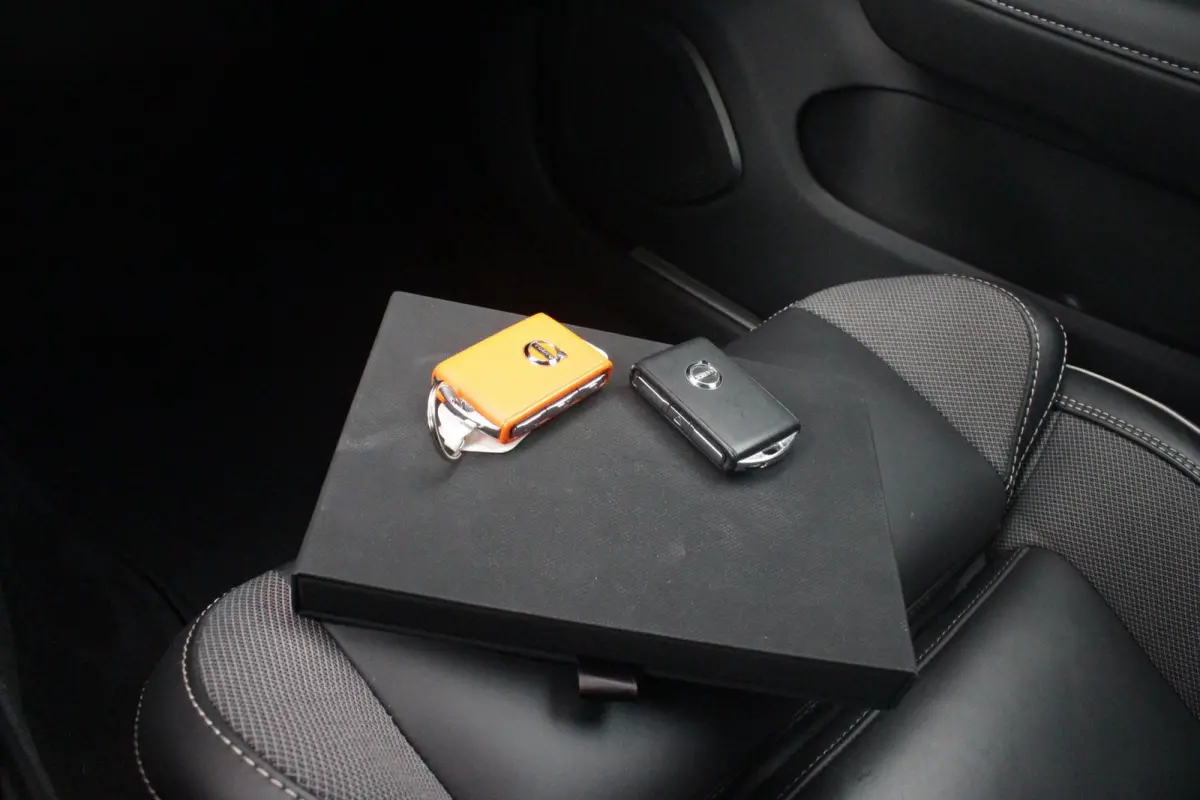 2.0 T6 Plug-in hybrid 350PK AWD PLUS DARK | LONG RANGE | PANORAMISCH SCHUIF/KANTELDAK | NAVIGATIE VIA GOOGLE AUTO | APPLE CARPLAY / ANDROID AUTO | FULL-LED KOPLAMPEN | 125319" 6-SPAAKS BLACK
