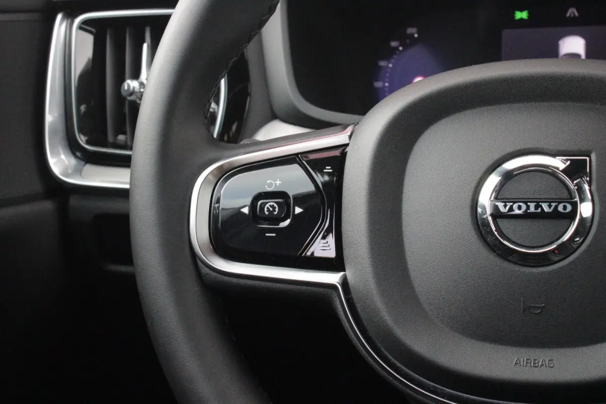 2.0 T6 Plug-in hybrid 350PK AWD PLUS DARK | LONG RANGE | PANORAMISCH SCHUIF/KANTELDAK | NAVIGATIE VIA GOOGLE AUTO | APPLE CARPLAY / ANDROID AUTO | FULL-LED KOPLAMPEN | 125319" 6-SPAAKS BLACK