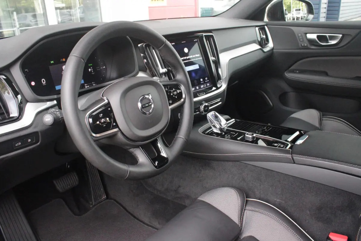 2.0 T6 Plug-in hybrid 350PK AWD PLUS DARK | LONG RANGE | PANORAMISCH SCHUIF/KANTELDAK | NAVIGATIE VIA GOOGLE AUTO | APPLE CARPLAY / ANDROID AUTO | FULL-LED KOPLAMPEN | 125319" 6-SPAAKS BLACK