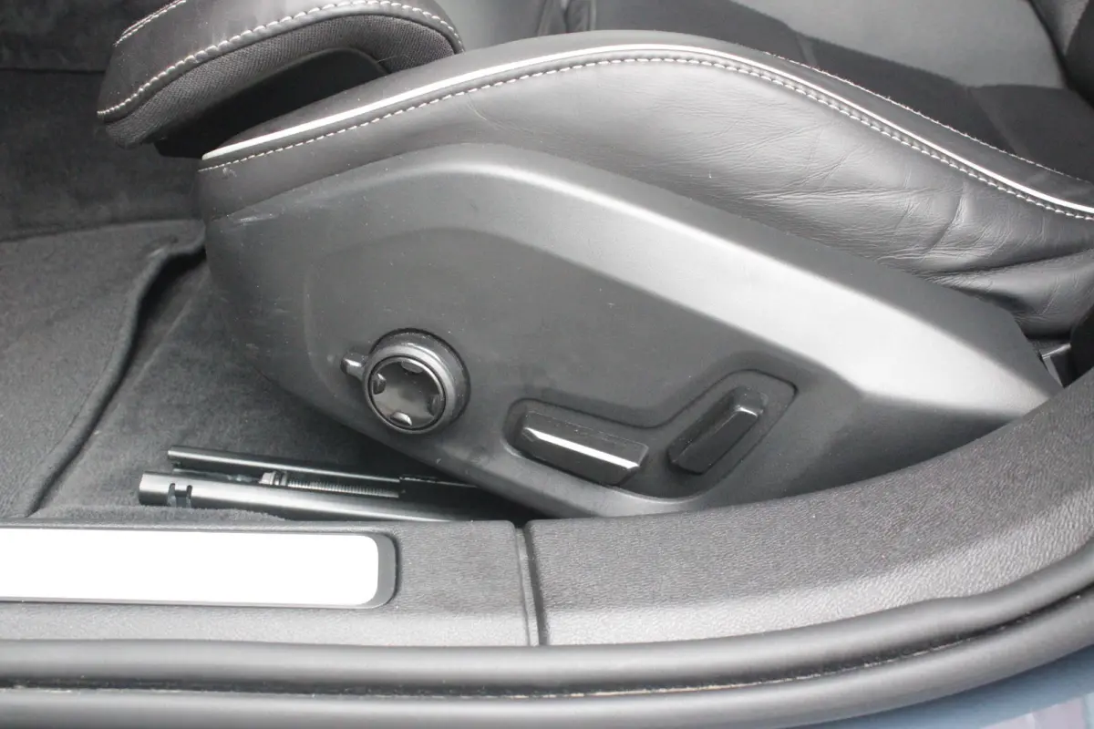 2.0 T6 Plug-in hybrid 350PK AWD PLUS DARK | LONG RANGE | PANORAMISCH SCHUIF/KANTELDAK | NAVIGATIE VIA GOOGLE AUTO | APPLE CARPLAY / ANDROID AUTO | FULL-LED KOPLAMPEN | 125319" 6-SPAAKS BLACK