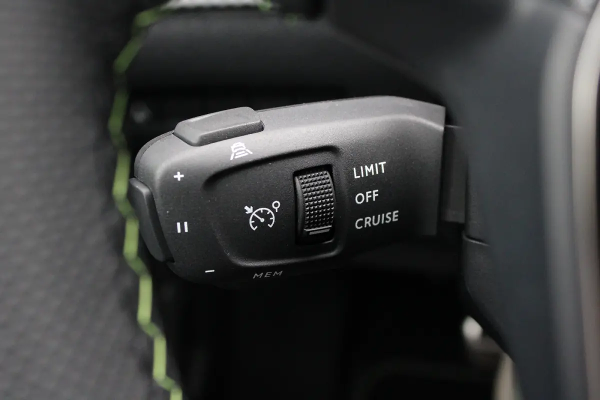 GT, (2025-H0) | Active Safety Brake met camera en radar (automatisch noodremsysteem) met Distance Alert (waarschuwing dreigende aanrijding) | Advanced Active Safety Brake met camera en radar