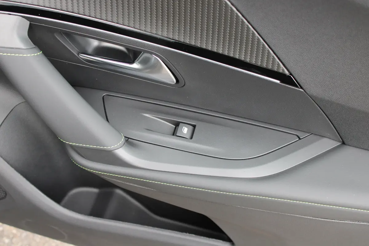 GT, (2025-H0) | Active Safety Brake met camera en radar (automatisch noodremsysteem) met Distance Alert (waarschuwing dreigende aanrijding) | Advanced Active Safety Brake met camera en radar
