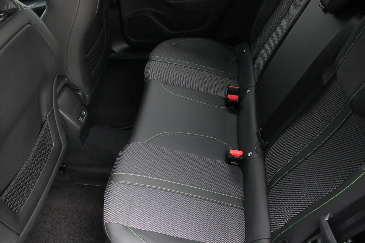 GT, (2025-H0) | Active Safety Brake met camera en radar (automatisch noodremsysteem) met Distance Alert (waarschuwing dreigende aanrijding) | Advanced Active Safety Brake met camera en radar