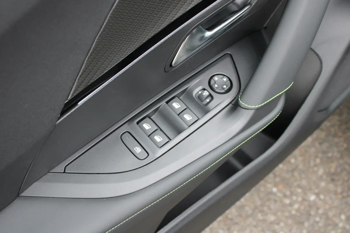GT, (2025-H0) | Active Safety Brake met camera en radar (automatisch noodremsysteem) met Distance Alert (waarschuwing dreigende aanrijding) | Advanced Active Safety Brake met camera en radar