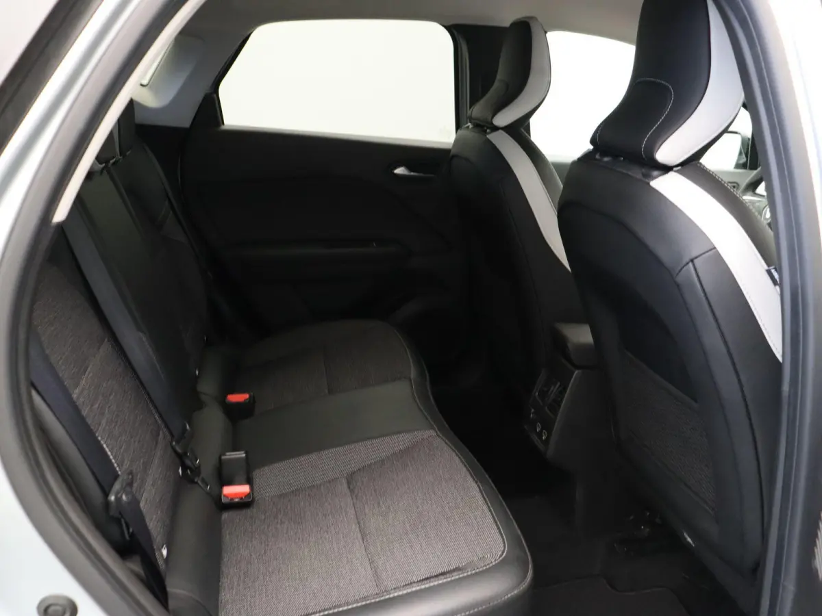 E-Tech Hybrid 145pk Techno | Grootscherm navigatie | Digitaal dashboard | Achteruitrijcamera | Parkeersensoren voor/achter |