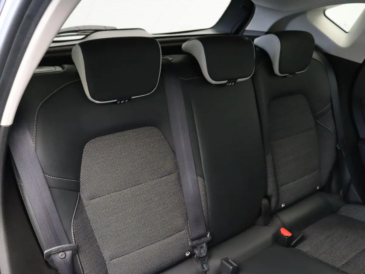 E-Tech Hybrid 145pk Techno | Grootscherm navigatie | Digitaal dashboard | Achteruitrijcamera | Parkeersensoren voor/achter |