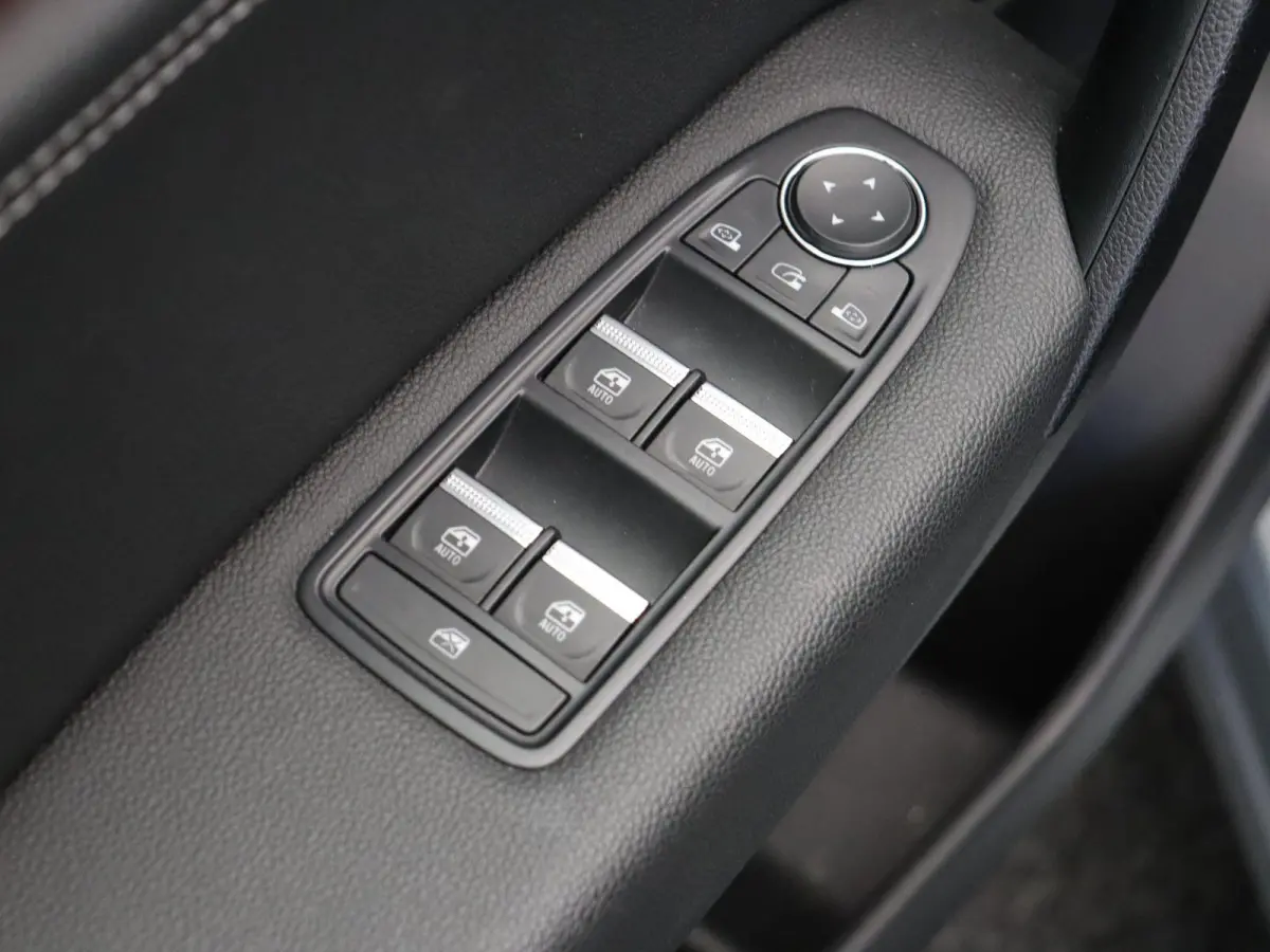 E-Tech Hybrid 145pk Techno | Grootscherm navigatie | Digitaal dashboard | Achteruitrijcamera | Parkeersensoren voor/achter |