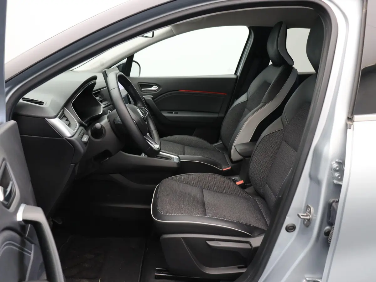 E-Tech Hybrid 145pk Techno | Grootscherm navigatie | Digitaal dashboard | Achteruitrijcamera | Parkeersensoren voor/achter |