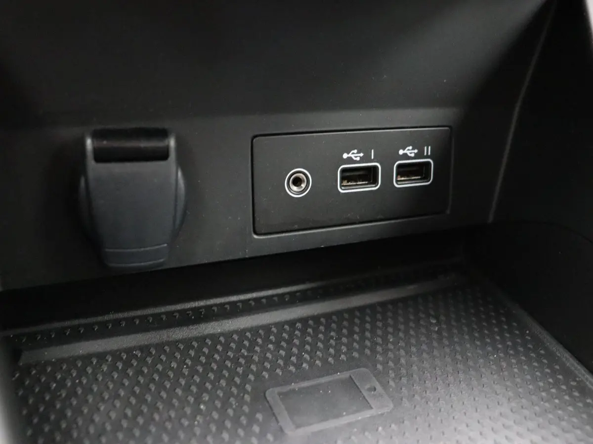 E-Tech Hybrid 145pk Techno | Grootscherm navigatie | Digitaal dashboard | Achteruitrijcamera | Parkeersensoren voor/achter |