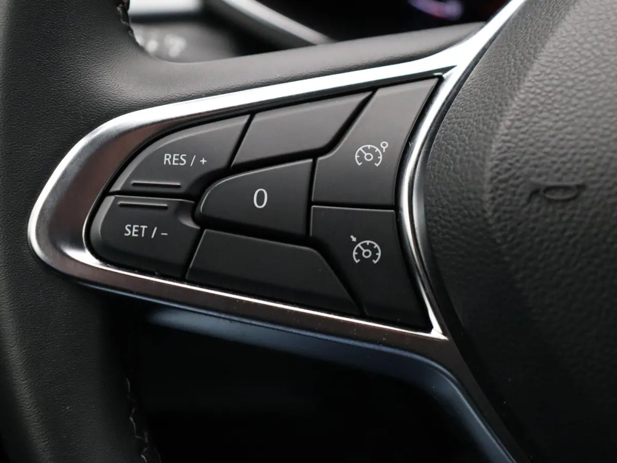 E-Tech Hybrid 145pk Techno | Grootscherm navigatie | Digitaal dashboard | Achteruitrijcamera | Parkeersensoren voor/achter |