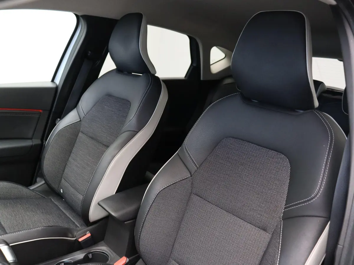 E-Tech Hybrid 145pk Techno | Grootscherm navigatie | Digitaal dashboard | Achteruitrijcamera | Parkeersensoren voor/achter |