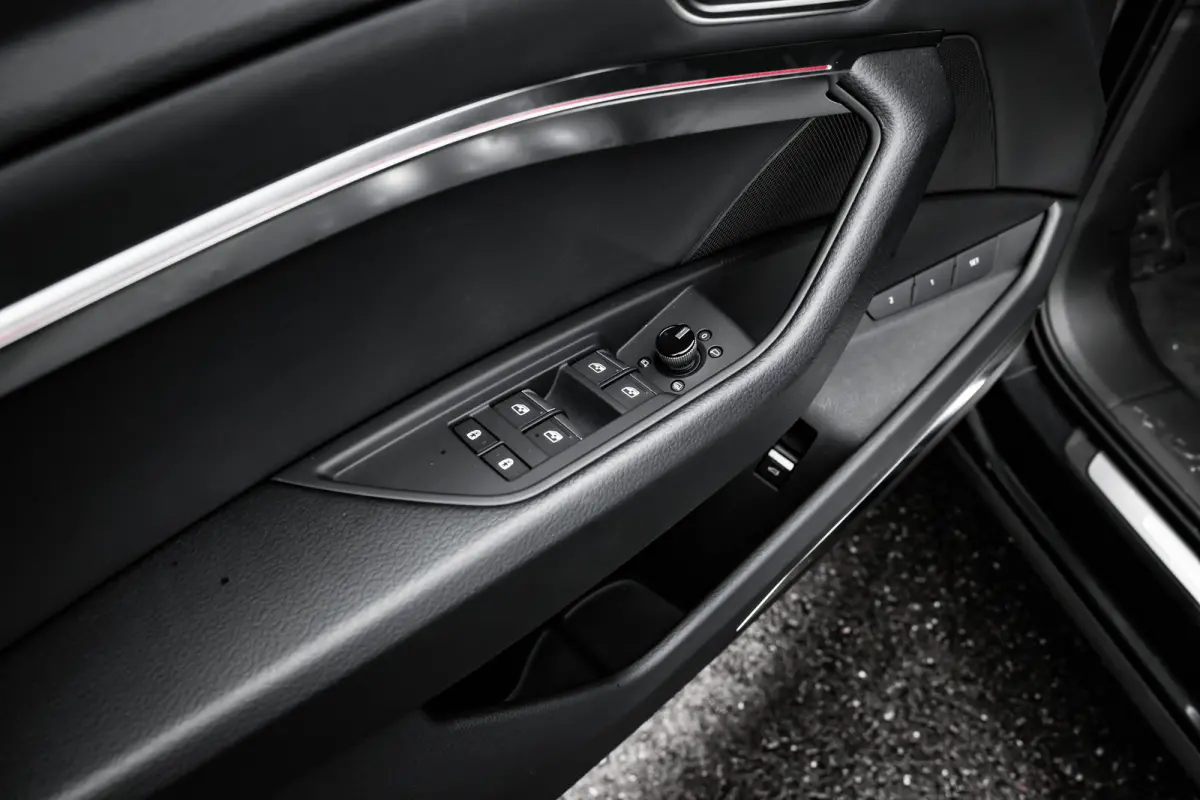 55 quattro Edition 115 kWh | Achteruitrijcamera | Bang & Olufsen | Stoelverwarming | | Achteruitrijcamera | Buitenspiegels elektr. met geheugen | Buitenspiegels elektrisch inklapbaar