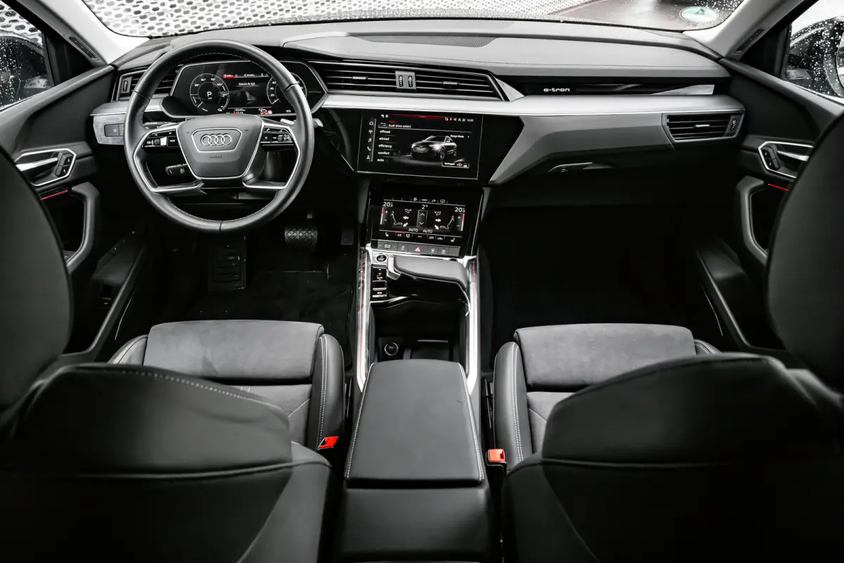 55 quattro Edition 115 kWh | Achteruitrijcamera | Bang & Olufsen | Stoelverwarming | | Achteruitrijcamera | Buitenspiegels elektr. met geheugen | Buitenspiegels elektrisch inklapbaar