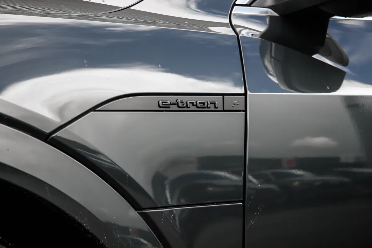 55 quattro Edition 115 kWh | Achteruitrijcamera | Bang & Olufsen | Stoelverwarming | | Achteruitrijcamera | Buitenspiegels elektr. met geheugen | Buitenspiegels elektrisch inklapbaar