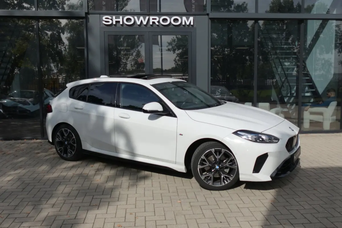 120 M Sport Design Edition PANO KEYLESS CAM