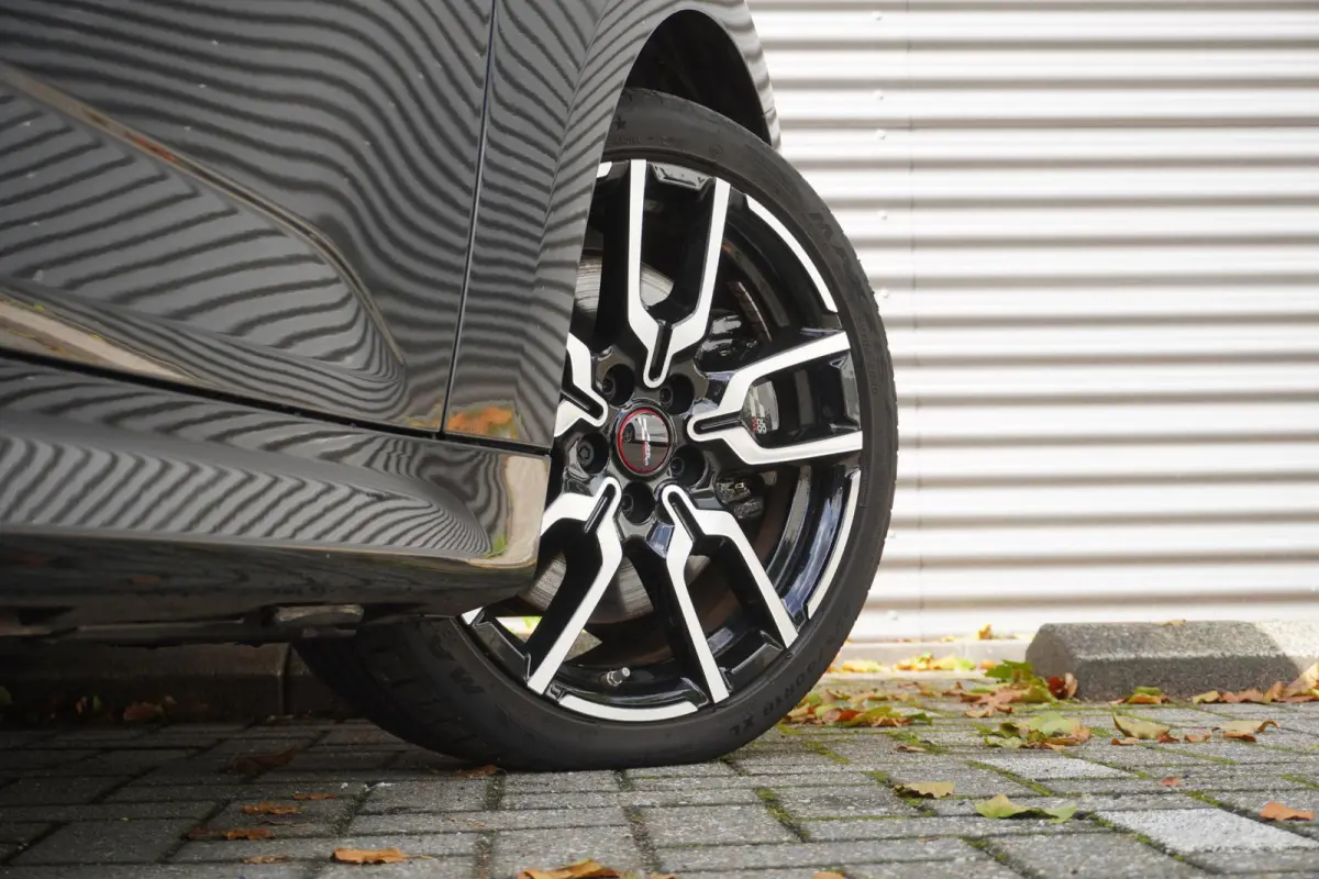 Cooper E John Cooper Works | Pakket XL | Glazen Panoramadak | Elektrisch verstelbare stoelen met massage | Harman Kardon | Head-Up Display | Stuur- & Stoelverwarming | Active Cruise Control 