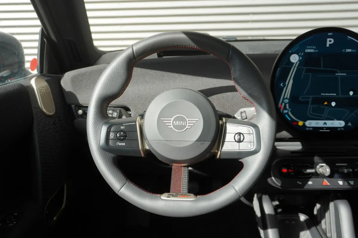 Cooper E John Cooper Works | Pakket XL | Glazen Panoramadak | Elektrisch verstelbare stoelen met massage | Harman Kardon | Head-Up Display | Stuur- & Stoelverwarming | Active Cruise Control 