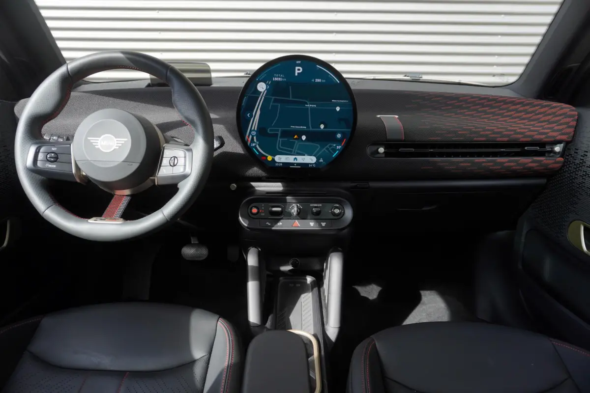 Cooper E John Cooper Works | Pakket XL | Glazen Panoramadak | Elektrisch verstelbare stoelen met massage | Harman Kardon | Head-Up Display | Stuur- & Stoelverwarming | Active Cruise Control 