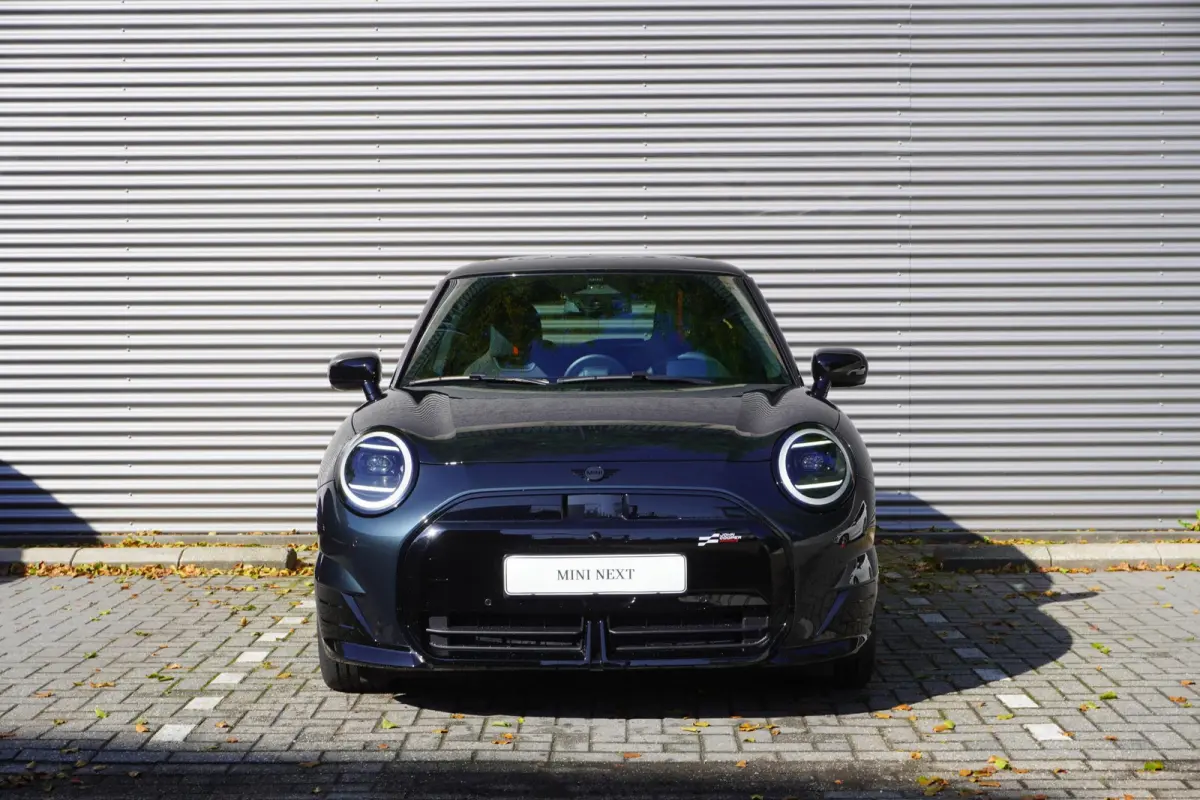 Cooper E John Cooper Works | Pakket XL | Glazen Panoramadak | Elektrisch verstelbare stoelen met massage | Harman Kardon | Head-Up Display | Stuur- & Stoelverwarming | Active Cruise Control 