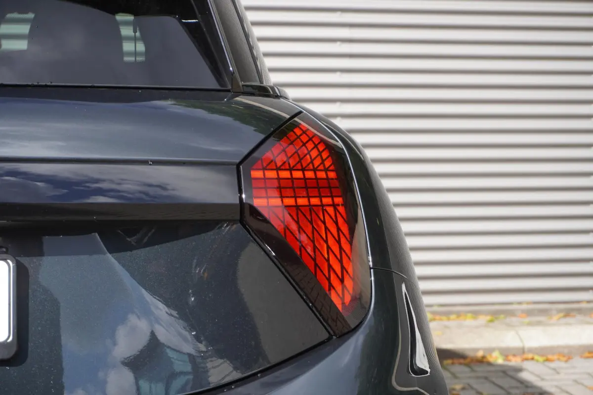 Cooper E John Cooper Works | Pakket XL | Glazen Panoramadak | Elektrisch verstelbare stoelen met massage | Harman Kardon | Head-Up Display | Stuur- & Stoelverwarming | Active Cruise Control 