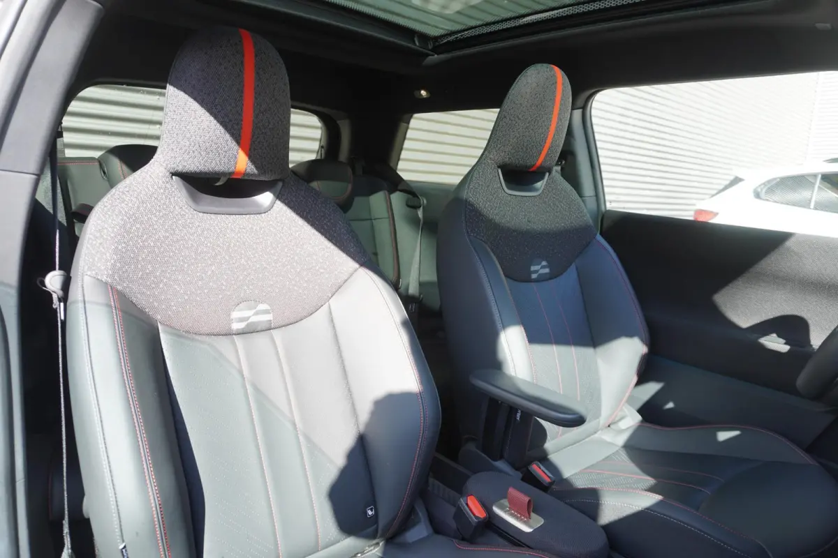 Cooper E John Cooper Works | Pakket XL | Glazen Panoramadak | Elektrisch verstelbare stoelen met massage | Harman Kardon | Head-Up Display | Stuur- & Stoelverwarming | Active Cruise Control 