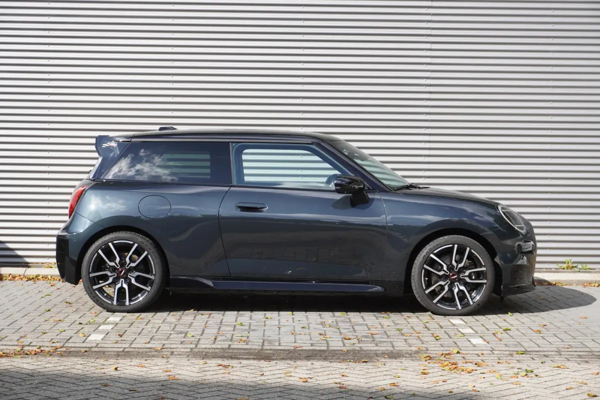 Cooper E John Cooper Works | Pakket XL | Glazen Panoramadak | Elektrisch verstelbare stoelen met massage | Harman Kardon | Head-Up Display | Stuur- & Stoelverwarming | Active Cruise Control 