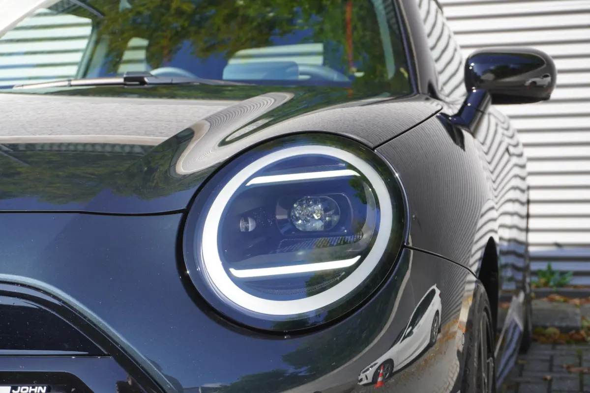 Cooper E John Cooper Works | Pakket XL | Glazen Panoramadak | Elektrisch verstelbare stoelen met massage | Harman Kardon | Head-Up Display | Stuur- & Stoelverwarming | Active Cruise Control 
