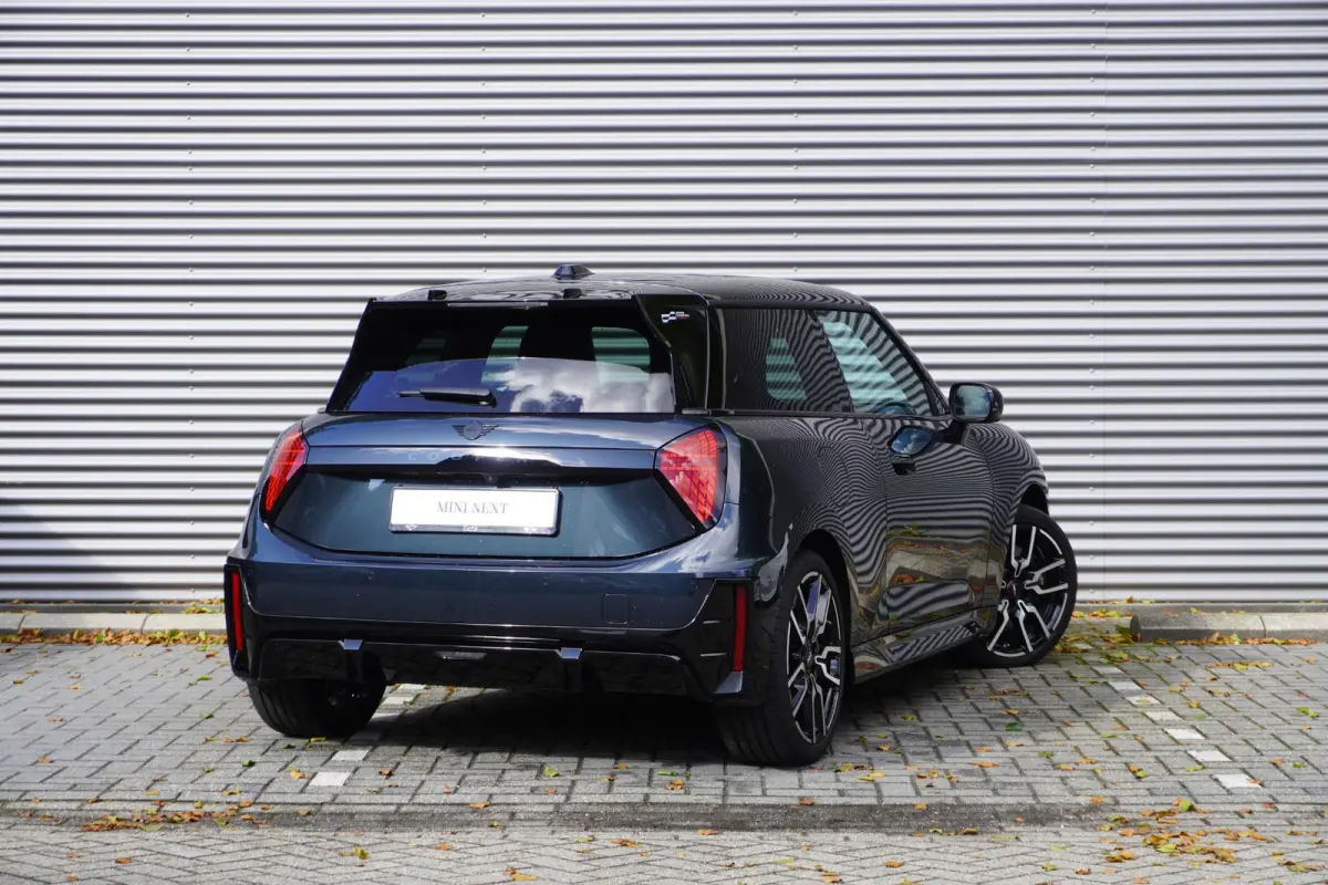 Cooper E John Cooper Works | Pakket XL | Glazen Panoramadak | Elektrisch verstelbare stoelen met massage | Harman Kardon | Head-Up Display | Stuur- & Stoelverwarming | Active Cruise Control 