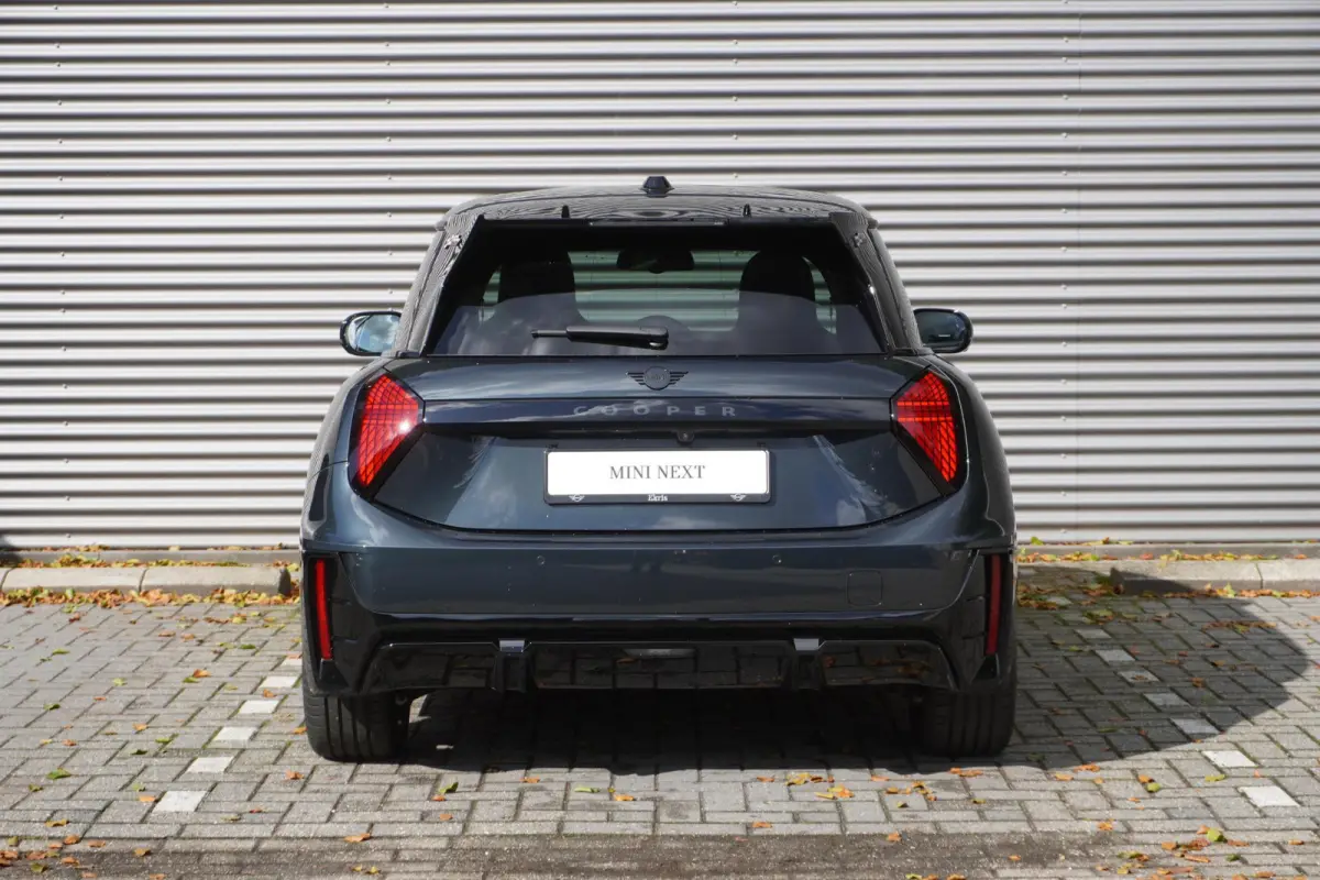 Cooper E John Cooper Works | Pakket XL | Glazen Panoramadak | Elektrisch verstelbare stoelen met massage | Harman Kardon | Head-Up Display | Stuur- & Stoelverwarming | Active Cruise Control 