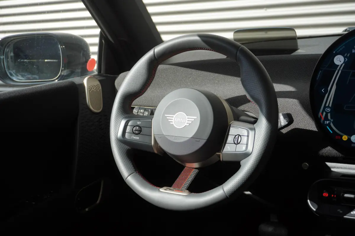 Cooper E John Cooper Works | Pakket XL | Glazen Panoramadak | Elektrisch verstelbare stoelen met massage | Harman Kardon | Head-Up Display | Stuur- & Stoelverwarming | Active Cruise Control 